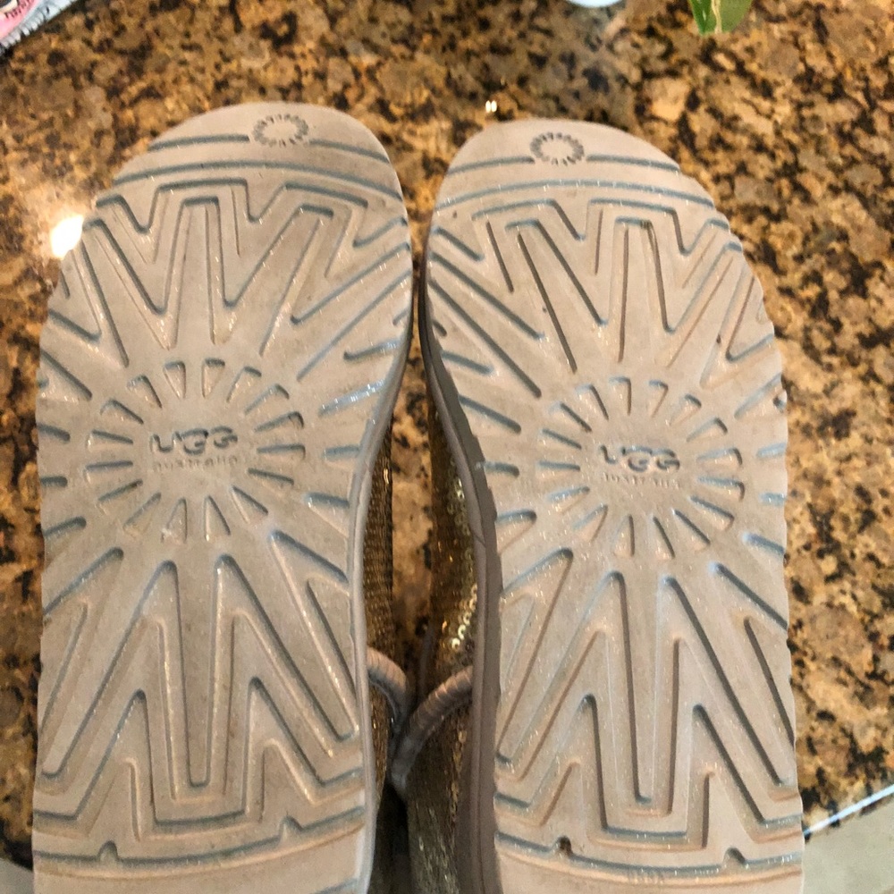 UGGS size 9 - Picture 5 of 8